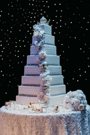 Christmas Wedding Cakes: 8 Ideas You Will Love | The Wedding Shoppe
